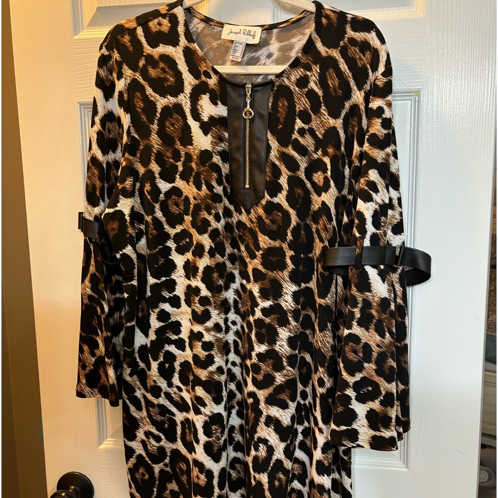 Joseph Ribkoff Animal Print Zipper Blouse plus size 18.  NWOT